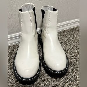 Forever 21 Chelse boots size 8 white